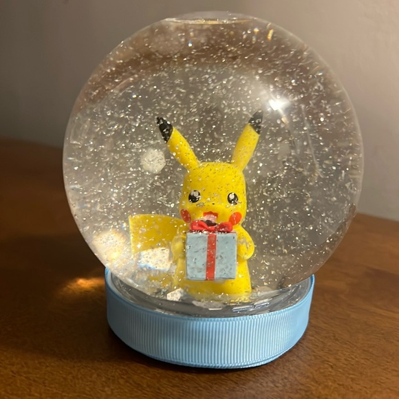 Pikachu Snow Globe - Picture 1 of 17